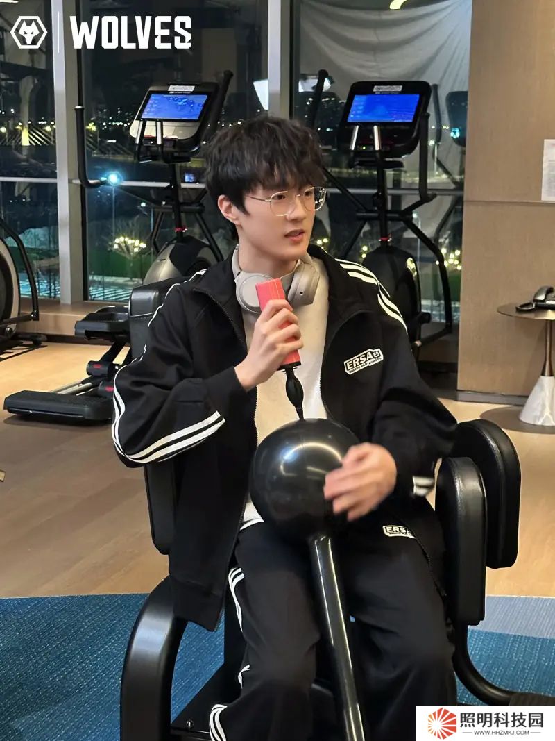 狼隊發(fā)布2025EWC宣傳片拍攝返圖：留一手的健身成果檢驗時間